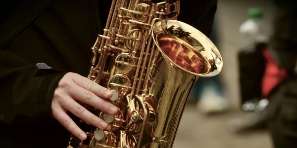 Una mano mentre suona uno strumento musicale