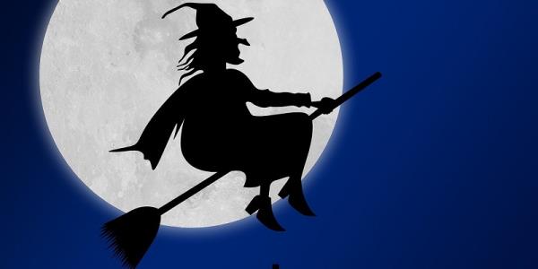 Befana volante sulla scopa