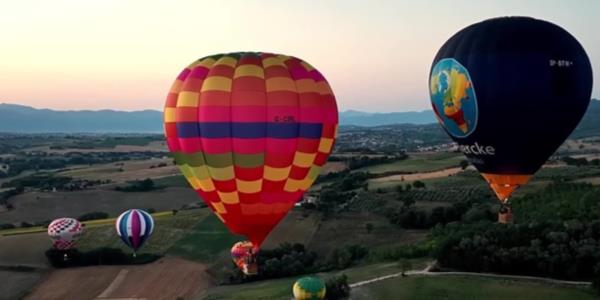 Mongolfiere colorate in volo nel cielo