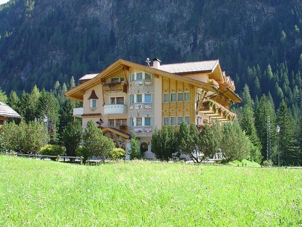 Alpen Hotel Panorama - Family hotel Marmolada, Campitello di Fassa (TN)